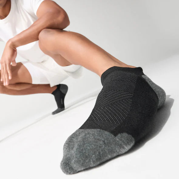 Feetures Women's Elite Low Cut Max Cushion Sock - Basic Black