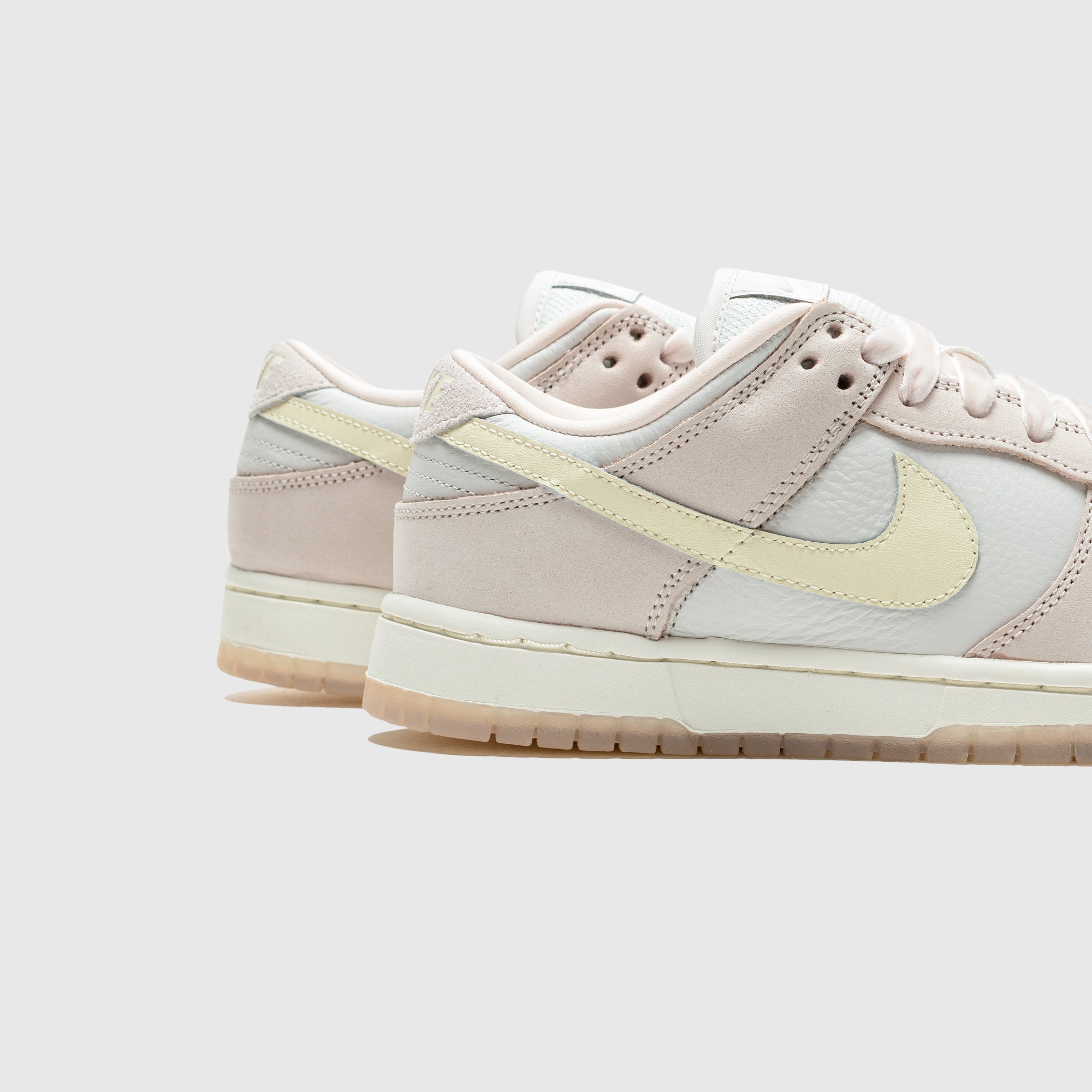 WMNS DUNK LOW PRM SOFT PINK